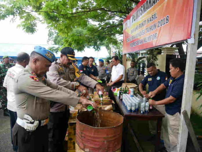 Sejumlah Pejabat Utama Mapolres Biak Numfor Saat memusnahkan Miras ilegal hasil Cipta Kondisi 2018