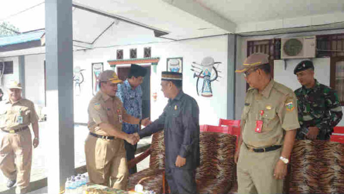 Sekda Keerom Drs. Blasius Waluyo Sejati. MM, saat bersalaman dengan Ketua DPRD Keerom Syahabuddin, SP usai memperingati Hari Kesaktian Pancasila 1 Oktober 2018 di halaman Kantor Bupati Keerom Caption : Sekda Keerom Drs. Blasius Waluyo Sejati. MM, saat bersalaman dengan Ketua DPRD Keerom Syahabuddin, SP usai memperingati Hari Kesaktian Pancasila 1 Oktober 2018 di halaman Kantor Bupati Keerom, Senin (01/10/2018).