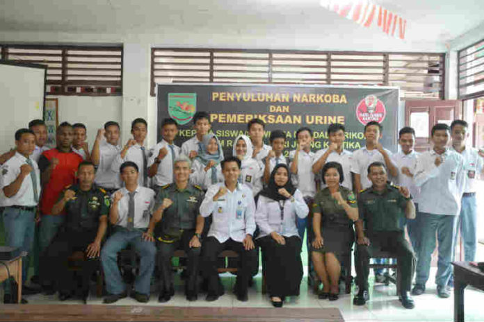 Suasana Foto Bersama Kakesdam dan Kepala BNNP Papua serta siswa SMA Mandala Trikora