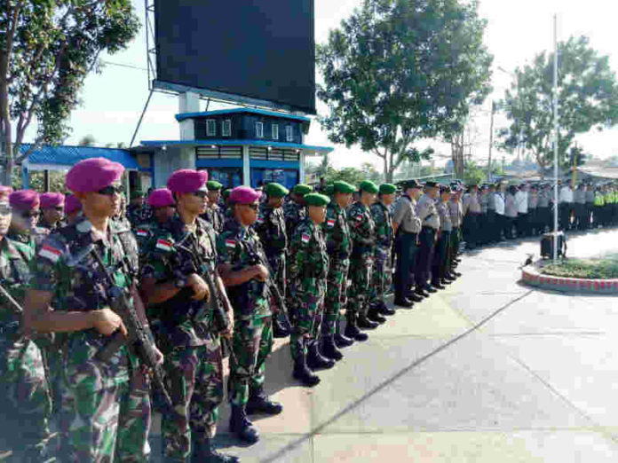 Caption : Suasana apel gabungan TNI-polri untuk melaksanakan patroli pada hari HAM se dunia yang berlangsung di MErauke, Senin 10 Desember 2018