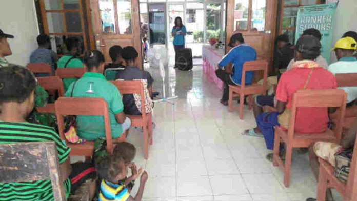 Captions : Suasana sosialisasi Stunting bagi masyarakat di Kampung Ubrub, Distrik Web, Kabupaten Keerom, Jum’at (28/10/2010).