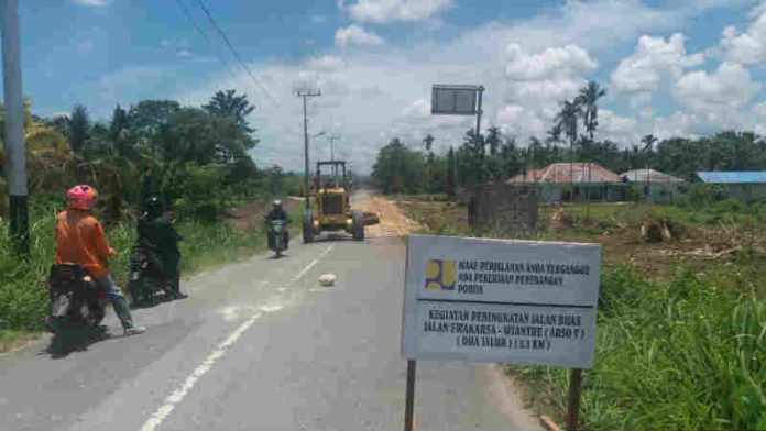 Terlihat alat berat yang sedang meratakan jalan Arso Swakarsa untuk pengembangan Jalan Dua Jalur di Kabupaten Keerom Caption : Terlihat alat berat yang sedang meratakan jalan Arso Swakarsa untuk pengembangan Jalan Dua Jalur di Kabupaten Keerom.