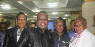 Terlihat beberapa Anggota DPR Papua foto bersama usai Rapat Banmus, Senin 17 Desember 2018