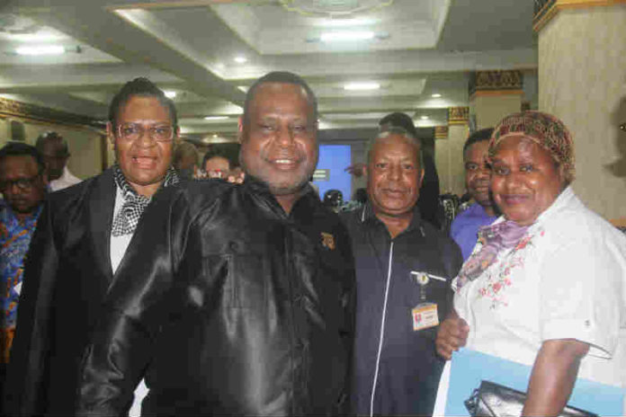 Terlihat beberapa Anggota DPR Papua foto bersama usai Rapat Banmus, Senin 17 Desember 2018