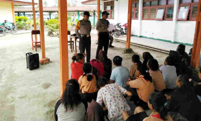 Caption : Wakapolsek Skanto bersama Binmas Polsek Skanto saat mensosialisasikan UU No. 22 Tahun 2009 tentang Lalu Lintas dan Angkutan Jalan kepada siswa/i pelajar SMP N 2 Arso Distrik Skanto Kabupaten Keerom, Senin (10/12/18)