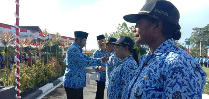 Caption : Bupati Biak Numfor Herrry A Naa ketika menyematkan tanda nama kepada peserta Korpri, pada peringatan hUT Korupri di halaman Kantor Bupati, Kamis (28/11/2018). Foto : Viona/PapuaSatu.com Caption : Bupati Biak Numfor Herrry A Naa ketika menyematkan tanda nama kepada peserta Korpri, pada peringatan hUT Korupri di halaman Kantor Bupati, Kamis (28/11/2018). Foto : Viona/PapuaSatu.com