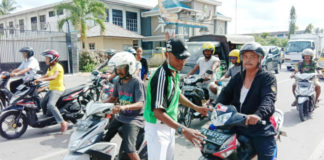 Suasana saat pembagian Pita dan Stiker Hari AIDS di Biak