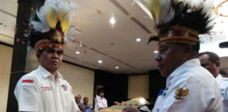 Caption Foto : Ketua Umum Garda Indonesia, Andi Syamsuddin Inskandar, saat menyerahkan SK Ketua DPD Garda Indonesia Provinsi Papua, Dorinus Dasinapa di salah satu hotel Jayapura, Rabu (5/12/2018). Foto : Ayu Vhino/PapuaSatu.com