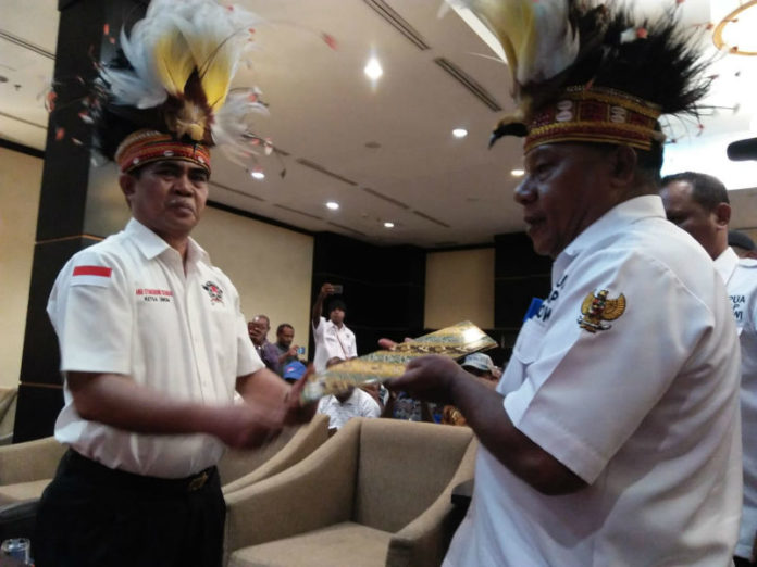 Caption Foto : Ketua Umum Garda Indonesia, Andi Syamsuddin Inskandar, saat menyerahkan SK Ketua DPD Garda Indonesia Provinsi Papua, Dorinus Dasinapa di salah satu hotel Jayapura, Rabu (5/12/2018). Foto : Ayu Vhino/PapuaSatu.com