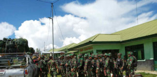 Caption : Sejumlah anggota TNI saat sedang persiapan untuk melakukan pengejaran terhadap KKB pelaku pembanataian 31 pekerja jembatan di Mbua