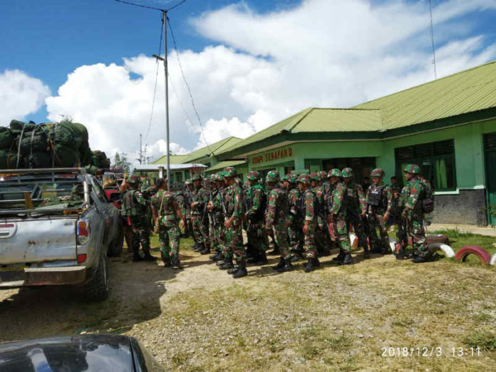 Caption : Sejumlah anggota TNI saat sedang persiapan untuk melakukan pengejaran terhadap KKB pelaku pembanataian 31 pekerja jembatan di Mbua