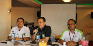 Caption : General Manager PT Pertamina (Persero) Marketing Operation Region VIII Maluku-Papua, Iim Febrian didampingi, Unit Manager Communication & CSR Marketing Operation Region VIII, Brasto Galih Nugroho, dan Manager Retail Fuel Marketing Region VIII, Fanda Chrismianto saat memberikan keterangan pers di B-One Resto, Kamis (6/12/2018). Foto : Ayu Vhino/PapuaSatu.com