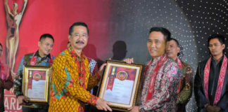 Caption Foto : Kepala Biro Humas dan Ptorokol Setda Provinsi Jawa Barat, Drs. H Sonny S Adisudarma, M.Si, saat menyerahkan Penghargaan 7Sky Award kepada Komisaris Utama PT. BPR Sunni-Kota Jayapura, Provinsi Papua, Patrisius Randa SH.MH di Bandung tanggal, 30 November 2018.