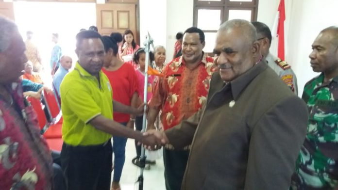 Caption : Penyerahan Bantuan Kegiatan Pemberdayaan Distrik kepada warga masyarakat penerima manfaat oleh Asisten I Bidang Pemerintahan, Evert Merauje, Kamis (13/12/2018). Caption : Penyerahan Bantuan Kegiatan Pemberdayaan Distrik kepada warga masyarakat penerima manfaat oleh Asisten I Bidang Pemerintahan, Evert Merauje, Kamis (13/12/2018).