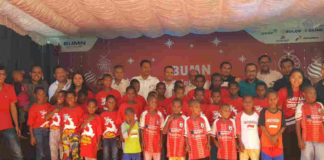 Caption Foto : Foto bersama Unit Manager Communication & CSR MOR VIII Maluku-Papua PT Pertamina (Persero), Brasto Galih Nugroho dan4 perusahaan BUMN, saat foto bersama dengan anak-anak panti asuhan di Panti Asuhan Polomo Santa Bernadus Egidio, Sentani kabupaten Jayapura, pada Sabtu (15/12/2018).