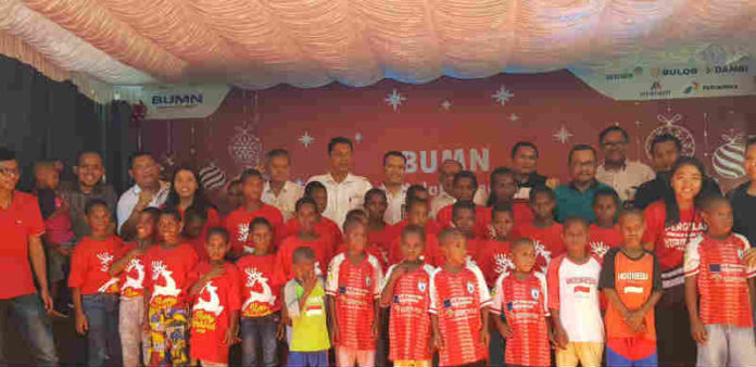 Caption Foto : Foto bersama Unit Manager Communication & CSR MOR VIII Maluku-Papua PT Pertamina (Persero), Brasto Galih Nugroho dan4 perusahaan BUMN, saat foto bersama dengan anak-anak panti asuhan di Panti Asuhan Polomo Santa Bernadus Egidio, Sentani kabupaten Jayapura, pada Sabtu (15/12/2018). Caption Foto : Foto bersama Unit Manager Communication & CSR MOR VIII Maluku-Papua PT Pertamina (Persero), Brasto Galih Nugroho dan4 perusahaan BUMN, saat foto bersama dengan anak-anak panti asuhan di Panti Asuhan Polomo Santa Bernadus Egidio, Sentani kabupaten Jayapura, pada Sabtu (15/12/2018).