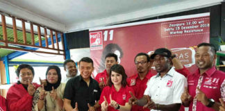 Caption : Ketua Umum Partai Solidaritas Indonesia (PSI) , Grace Natalie saat foto bersama dengan para caleg da kader PSI kabupaten/kota se Provinsi Papua usai Ngobras di Cafe Resistence Jayapura, Sabtu (15/12/2018). Foto : Ayu Vhino/PapuaSatu.com