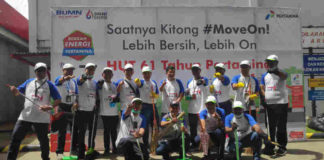 Caption : Foto bersama GM PT Pertamina (Persero) Marketing Operation Region (MOR) VIII, Iin Febrian beserta jajaran tim manajemen usai bersih-bersih di SPBU APO, Senin (17/12/2018)