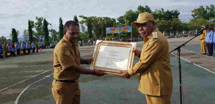Caption : Bupati Jayapura, Mathius Awoitauw ketika menerima Penghargaan Dari Kemenkumham RI, di lapangan upacara Kantor Bupati Jayapura Gunung Merah Sentani, Senin (17/12/2018) pagi. Foto : Ist/PapuaSatu.com Caption : Bupati Jayapura, Mathius Awoitauw ketika menerima Penghargaan Dari Kemenkumham RI, di lapangan upacara Kantor Bupati Jayapura Gunung Merah Sentani, Senin (17/12/2018) pagi. Foto : Ist/PapuaSatu.com