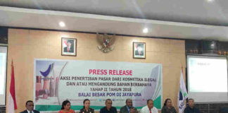 Caption : Kepala Balai Besar POM Jayapura, DRS. H.G. Kakerissa, Ketua Majelis Rakyat Papua (MRP) Timotius Murib serta jajaran melakukan press release dari kosmetika ilegal