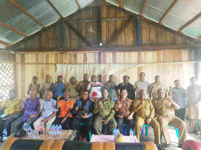 Caption :Terlihat Ketua Dewan Adat suku Sentani,Demas Tokoro, dan Ketua Panitia Natal, Jhon Manangsang, ketika foto bersama dengan tokoh-tokoh adat wilayah Tabi, di rumah adat Sentani, Selasa (18/12/2018) siang. Foto : Tinus Yigibalom/PapuaSatu.com