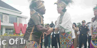 Caption : Menteri Keuangan Republik Indonesia, Sri Mulyani Indrawati dinobatkan sebagai anak adat “Wiwing Kaura” dalam kunjungan di Pos Lintas Batas Negara (PLBN) Skouw, Distrik Muara Tami-Kota Jayapura-Papua, Selasa (18/12/2018