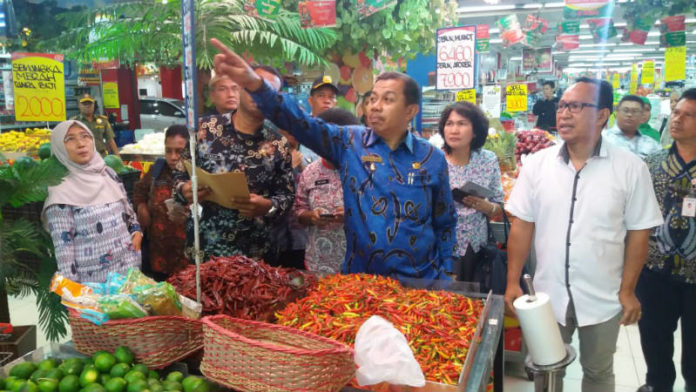 Caption: Wakil Walikota Jayapura Ir. H. Rustan Saru, MM saat melakukan zidak, Kamis (06/12/2018).