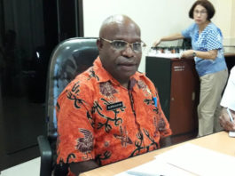 Caption : Kepala Dinas Kesehatan Provinsi Papua, drg. Aloysius Giay. Foto : Ayu Vhino/PapuaSatu.com