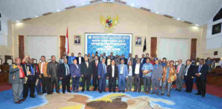 Caption : Gubernur Provinsi Papua dan pimpinan DPR Papua serta anggota, saat foto bersama usai sidang rapat paripurna, Kamis (20/12/2018).