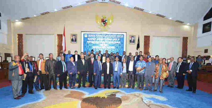 Caption : Gubernur Provinsi Papua dan pimpinan DPR Papua serta anggota, saat foto bersama usai sidang rapat paripurna, Kamis (20/12/2018).