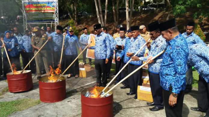 Caption : Pemusnahan 320.002 keping KTP-el yang rusak atau invalid, Senin (17/12/2018).