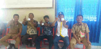 Caption Foto- Terlihat Kepala Kampung dan Tiga Calon Kepala Kampung Yuwanaian Arso Dua yang sedang menunjukkan Nomor Urut setelah mencabut undian nomor Urut pemilihan Kepala Kampung Yuwanaian Arso Dua, Distrik Arso,Kab Keerom, diruang pertemuan Kantor Kampung Yuwanaian, Selasa (2/10).