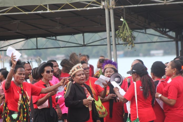 Caption : Suasana peringatan Tradisi Unik Tahunan antara Yo Miye dan Yo Meangge di Kampung Yoka, yang berlangsung, Jumat(18/1/2019). Foto : Ayu Vhino/PapuaSatu.com