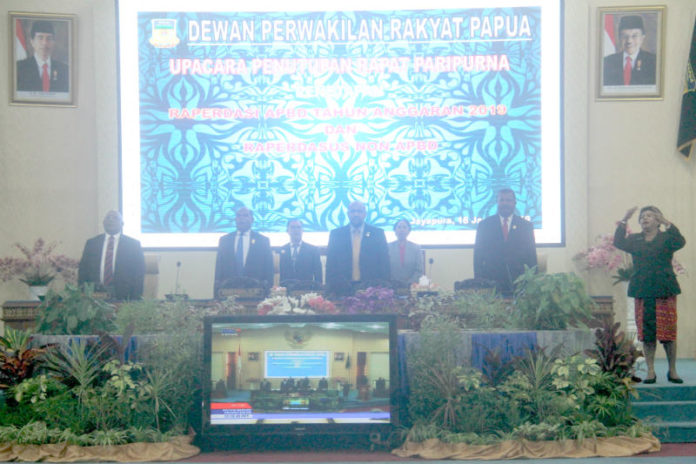 Caption : Suasana Penutupan Rapat Papripurna X DPR Papua, Jum'at (18/01/2019) malam. Foto : Ayu Vhino/PapuaSatu.com Caption : Suasana Penutupan Rapat Papripurna X DPR Papua, Jum'at (18/01/2019) malam. Foto : Ayu Vhino/PapuaSatu.com