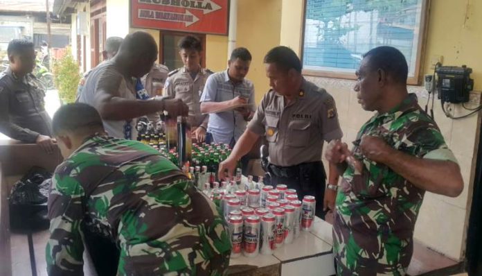Aparat Polsek dan Koramil Japsel saat mendata Miras Ilegal yang disita dalam razia pasca pesta malam pergantian tahun baru