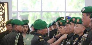 Caption : Pangdam XVII/Cenderawasih Cenderawasih Mayjen TNI Yosua Pandit Sembiring, saat menyematkan tanda pangkat pada sertijab, Jum'at, (18/01/2019). Foto : Ayu Vhino/PapuaSatu.com