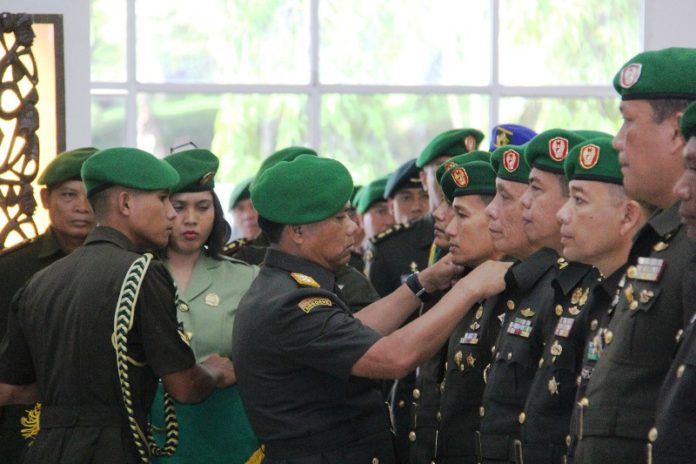 Caption : Pangdam XVII/Cenderawasih Cenderawasih Mayjen TNI Yosua Pandit Sembiring, saat menyematkan tanda pangkat pada sertijab, Jum'at, (18/01/2019). Foto : Ayu Vhino/PapuaSatu.com