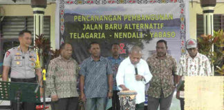 Caption : Bupati Jayapura, Mathius Awoitauw, S.E., M.Si., saat memukul tifa sebagai pencanangan pembangunan jalan baru alternatif, yang disaksikan Kepala Distrik Sentani Timur Steven Ohee, S.IP, Kapolres Jayapura AKBP Victor Dean Mackbon, Kamis (31/1/2019) siang.