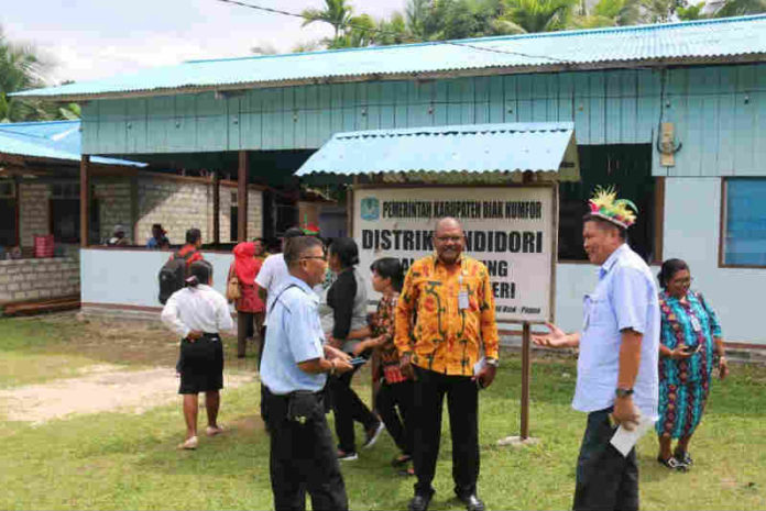 Caption : Kepala Perwakilan BKKBN Provinsi Papua Sarles Brabar, SE.M.Si saat berada di depan Balai Kampung Binyeri, Distrik Yendidori, Kabupaten Biak Numfor.