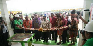 Caption: Bupati Keerom Muh. Markum dampingi Ketua DPRD Keerom Syahabuddin dan Komisaris PT. Tandan Sawita Papua Glora Sinoraya, Ketua Dewan Adat Keerom Servo Tuamis, meresmikan pabrik kelapa sawit milik PT Tandan Sawita Papua di Arso Timur.