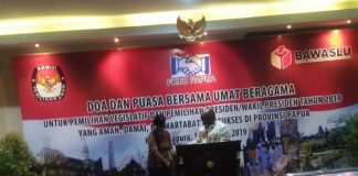 Caption; Wagub Papua Klemen Tinal saat menutup acara Doa Dan Puasa Bersama Umat Beragama . Foto : Sony/PapuaSatu.com