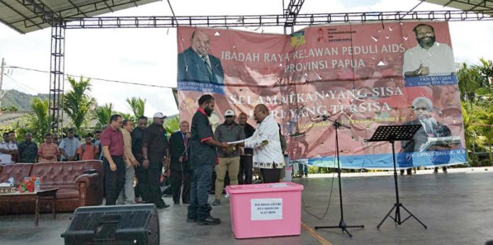 Caption : Ketua Harian KPA Provinsi Papua, Yan Matuan ketika menyerahkan data 10.472 bakal relawan kepada Gubernur Papua, Lukas Enembe selaku Ketua Umum KPA Papua, pada Jum’at 15 Februari 2019.
