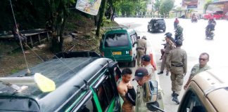 Caption : Terlihat Petugas Satpol PP Ketika Mengempeskan Ban Kendaraan angkutan umum karena parker liar di dekat Kantor Distrik jayapura Selatan-Kota Jayapura, pada Selasa (19/02/2019). Foto : Ayu Vhino/PapuaSatu.com