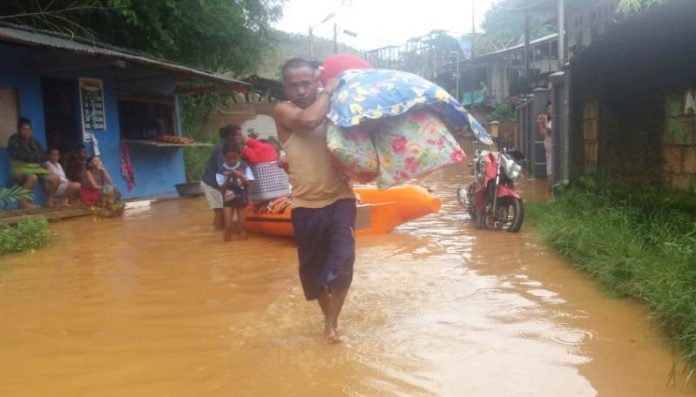 Masyarakat Organda yang berupaya mengungsi akibat rumahnya terendam air, Sabtu (23/2/2019)