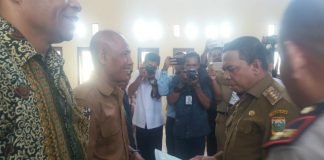 Captions : Bupati Keerom MUH Markum saat menyerahakn secara simbolis kendaraan operasional Dispenda Kab Keerom dihalaman Kantor Bupati Keerom, Senin (25/2/2019).