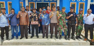 Caption : Foto bersama Bupati Mamberamo Tengah Ricky Ham Pagawak, SH,MSi Ketua KPU Theodorus Kossay, dua komisioner dan Kapolres AKBP Deni Herdiano usai pertemuan di Mamberamo Tengah.