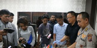 Caption : Direktur Reserse Kriminal Umum Polda Papua Kombes Pol Tony Harsono, S.Ik, M.Si didmapingi Kabid Humas Ahmad Mustofa Kamal, saat menunjukan barang bukti Samurai milik JUT dan pengikuti saat melakukan pengrusakan milik korban di Koya Barat, distrik Muara Tami-Kota Jayapura. Foto : Ist/PapuaSatu.com