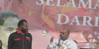 Gubernur Papua selaku Ketua Umum KPA Papua, Lukas Enembe didmapingi Ketua Harian KPA Papua, Yan Matuan saat menyampaikan sambutan kepada Tim relawan di Expo bulan Februari 2019 lalu
