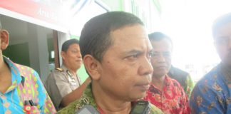 Caption: Bupati Keerom Muh. Markum ketika di wawancarai wartawan.