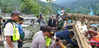 Caption : Salah satu korban saat dievakuasi oleh gabungan TNI/Polri dan Tim Sar di lokasi banjir bandang, disaksikan langsung Kapolda Papua Irjen Pol Drs Martuani Sormin M.Si.